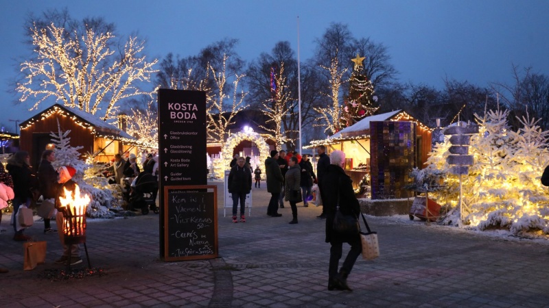 Julmarknad i Kosta i skymning Skymning på julmarknaden i Kosta med mycket ljusslingor