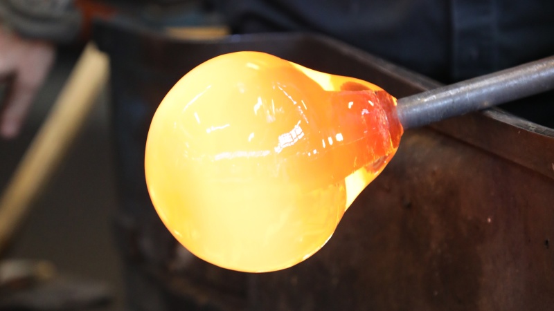 Gldande glasboll i glashyttan