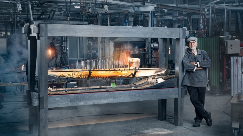 Konstnar i glashyttan med sitt glasskepp