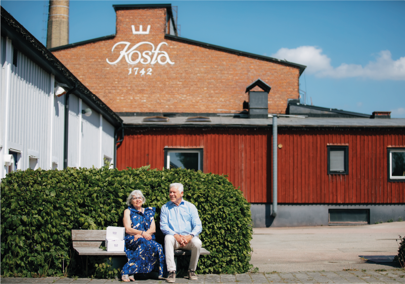 Aldre par pa bank utanfr Kosta fabrik