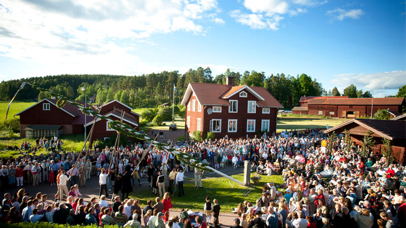 Reser midsommarstang Reser midsommarstangen i Dalarna med manga besokare