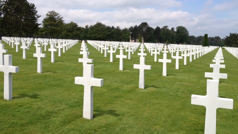 Kyrkogard Normandie Falt med kort fran kyrkogarden i Normandie