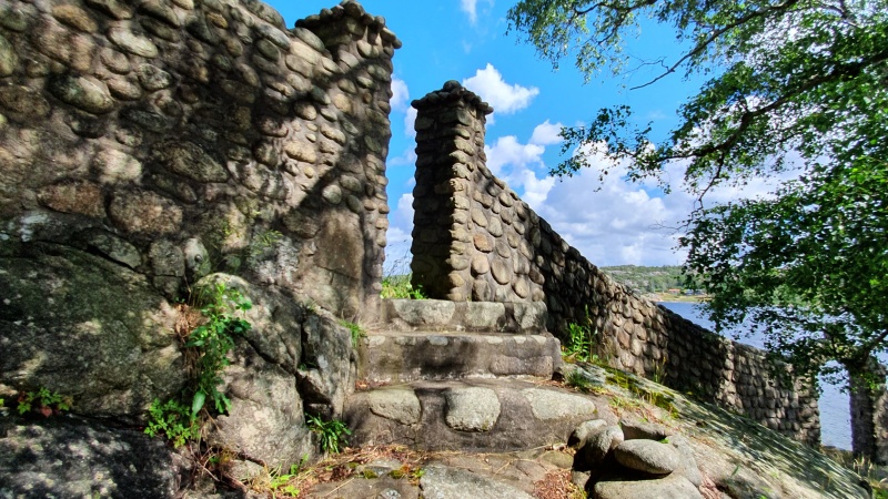 Stenmur med portal pa en hojd vid havet
