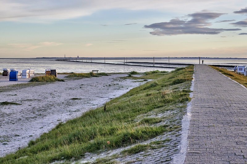 Strand Ostfriesland Stranden med promenadvag i Ostfrielsland