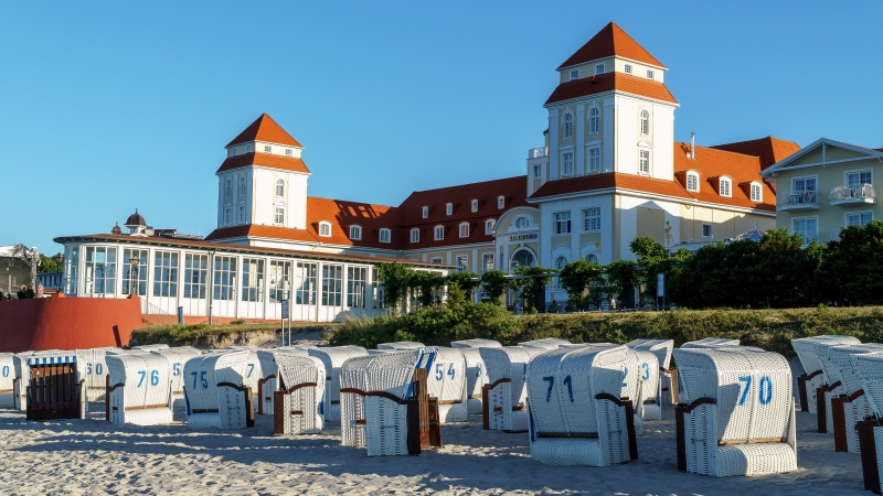 Solstolar utanfor Kurhaus i Binz