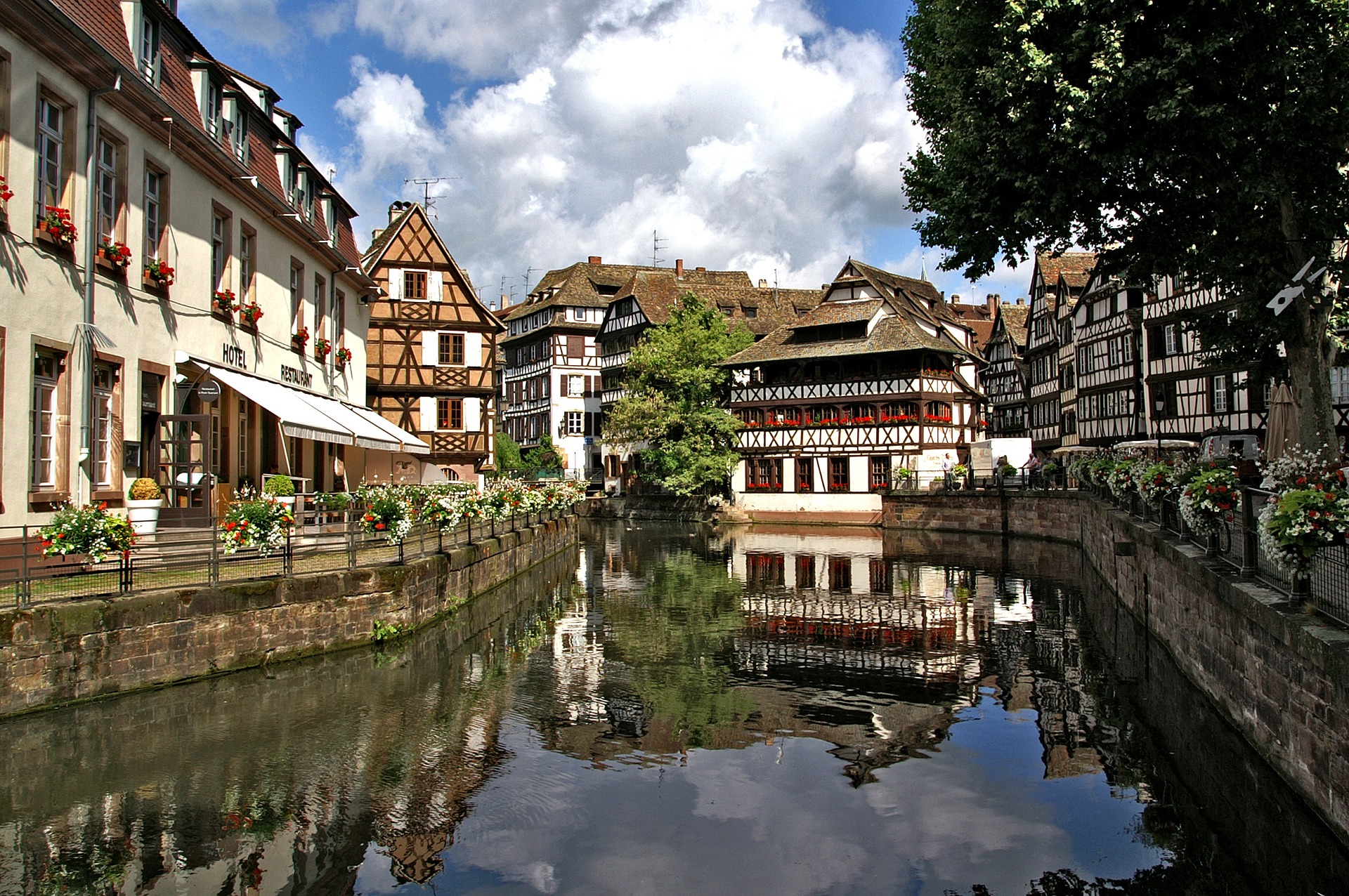 Strassbourg Alsace Vackra korsvirkeshus langs kanal i Strassbourg